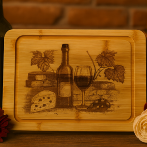 käseglocke – käse & wein motiv – haube aus kunststoff – geschenk für genießer aus bambus graviert zauberhaftes geschenk
